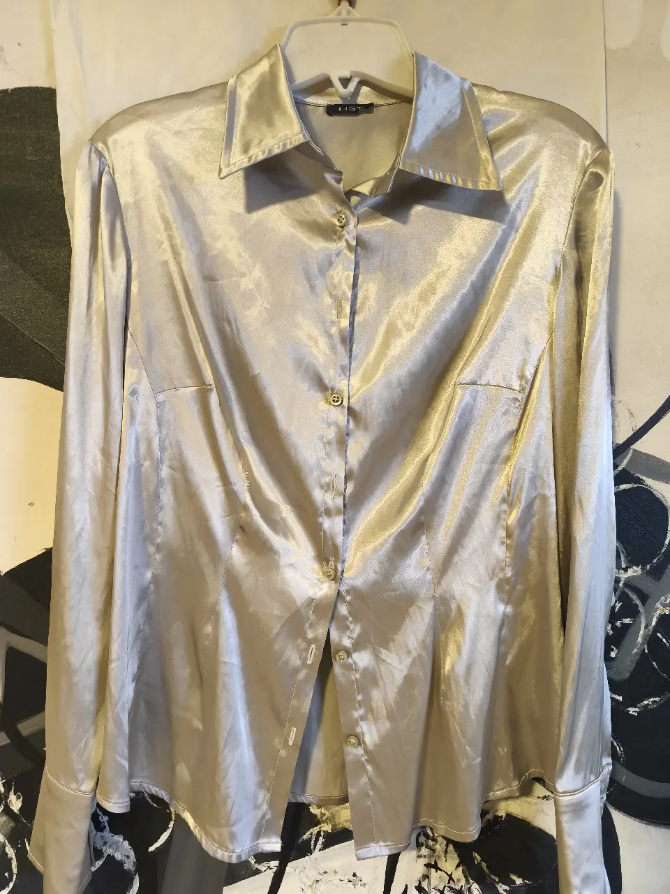 Blusa de satén dorada, elegante y sofisticada. Ideal para ocasiones especiales o para darle un toque de glamour a tu look de trabajo. Confeccionada en un tejido suave y brillante, esta blusa te hará lucir radiante.