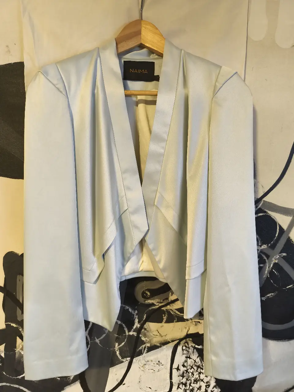 Elegante blazer celeste de mujer, con diseño moderno y solapas amplias. Ideal para un look sofisticado y a la moda.