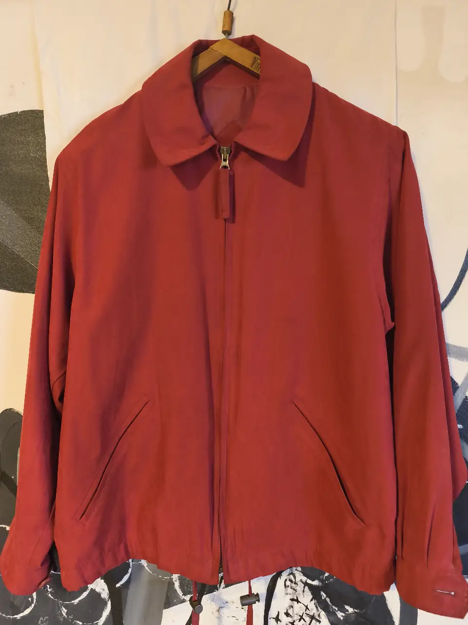 Campera roja,  de gamuza con cierre y bolsillos. Ideal para un look casual y canchero.