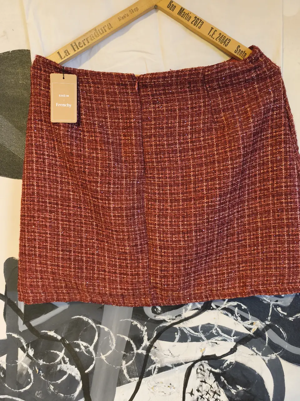 Pollera mini de tela tweed roja con detalles en hilo. Ideal para un look elegante y moderno. Talle XL. Marca Shein.