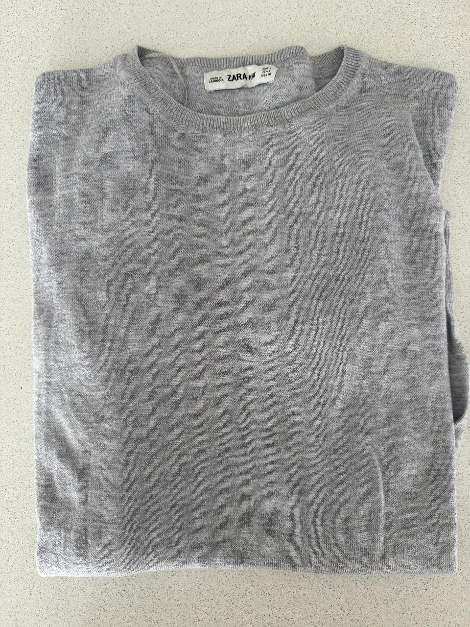 Sweater de hombre de color gris, de cuello redondo y manga larga. Ideal para un look casual y cómodo.