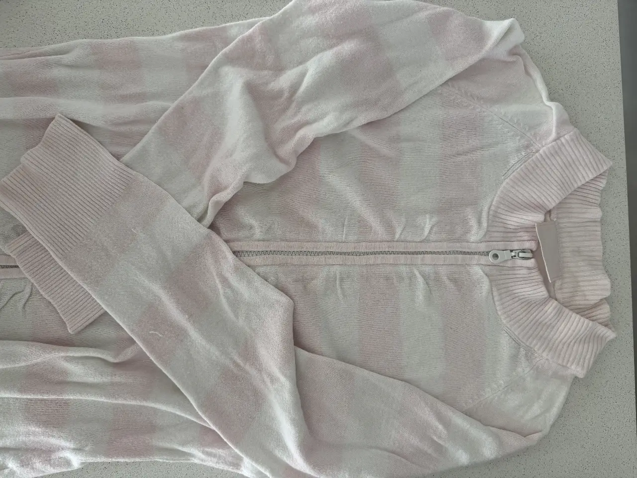 Sweater de mujer con cierre y rayas horizontales en rosa y blanco. Ideal para un look casual y cómodo.
