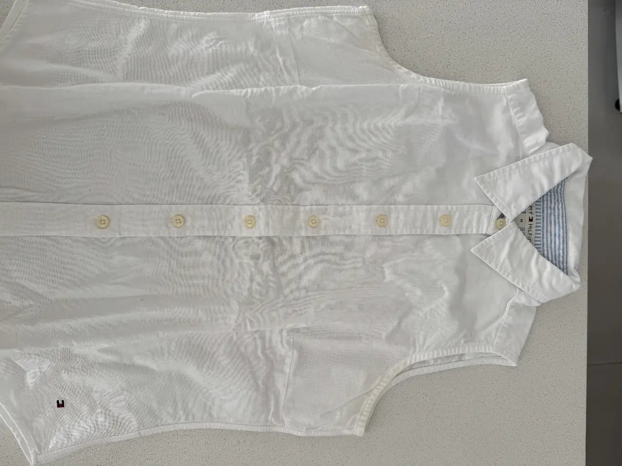 Camisa blanca de mujer, sin mangas, de la marca Tommy Hilfiger 100% original, con botones y cuello impecable . Ideal para un look casual o semi formal. muy lindo corte 