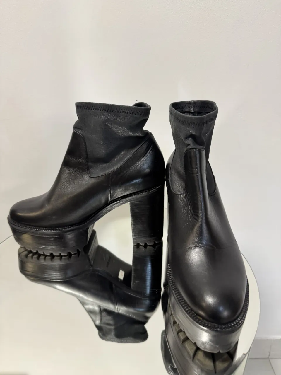 Botas Jazmín Chebar negras de cuero con plataforma y taco grueso. Caña corta elastizada, como nuevas. 