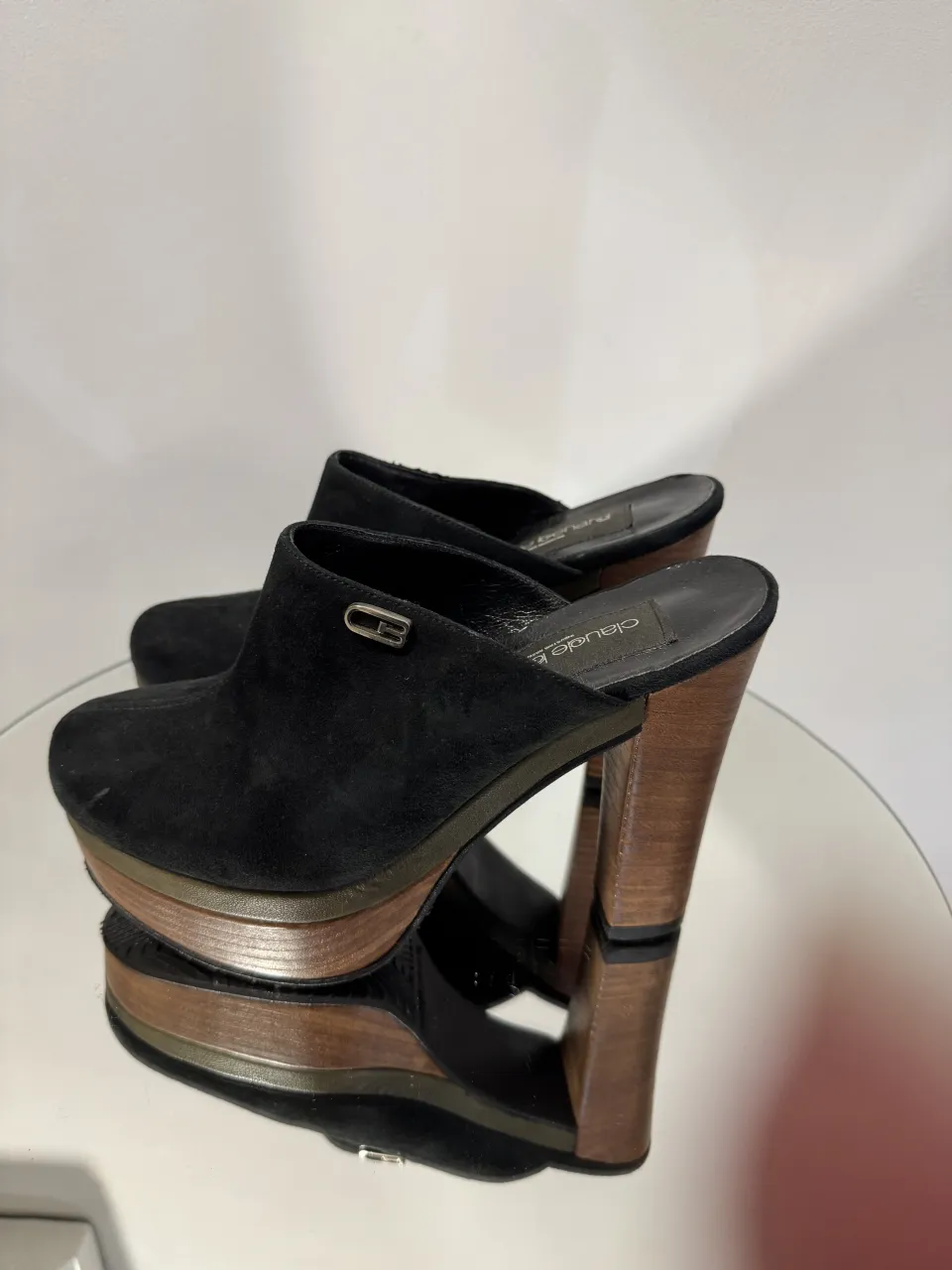 Zuecos Claude Benard, negros de gamuza con plataforma y taco de madera.