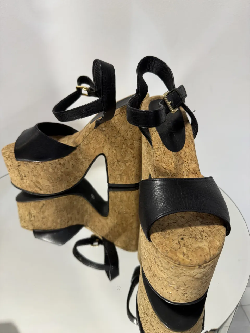 Sandalias Paruolo de plataforma con tiras negras y taco de corcho. Imperdibles 