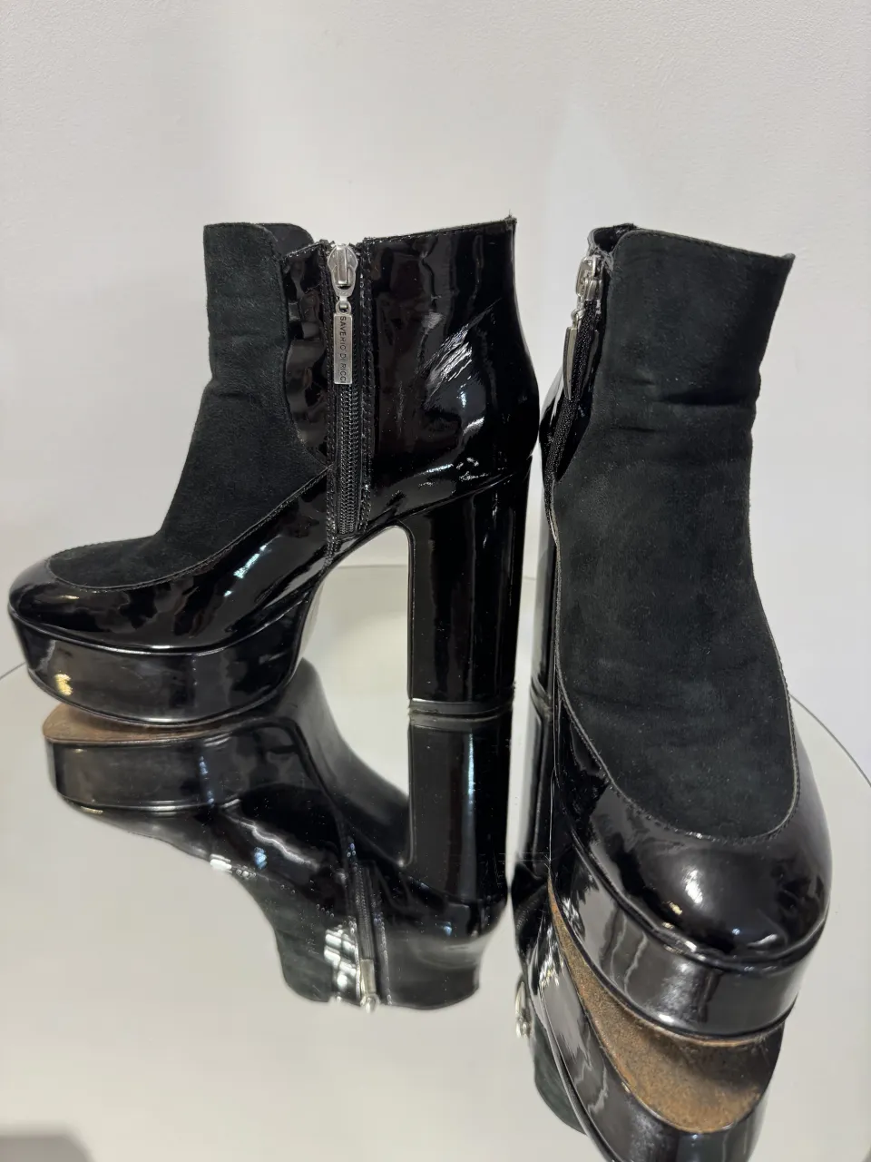 Botas Saverio Di Ricci negras de charol y gamuza con plataforma y taco grueso. Cierre lateral con detalle de marca. Impecables. 