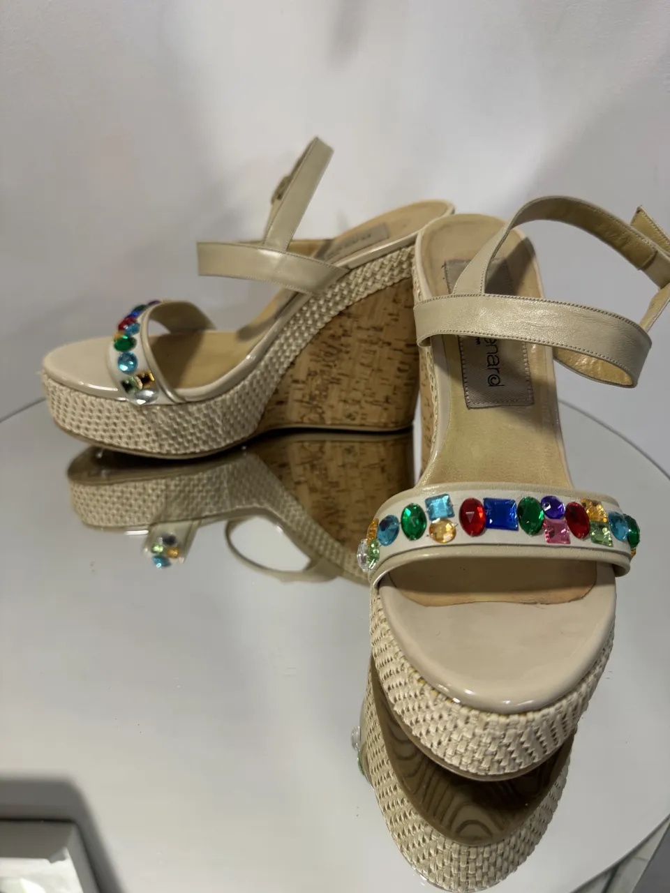Sandalias Claude Benard de plataforma con tiras y apliques de piedras de colores. Tienen hebilla para ajustar en el tobillo.