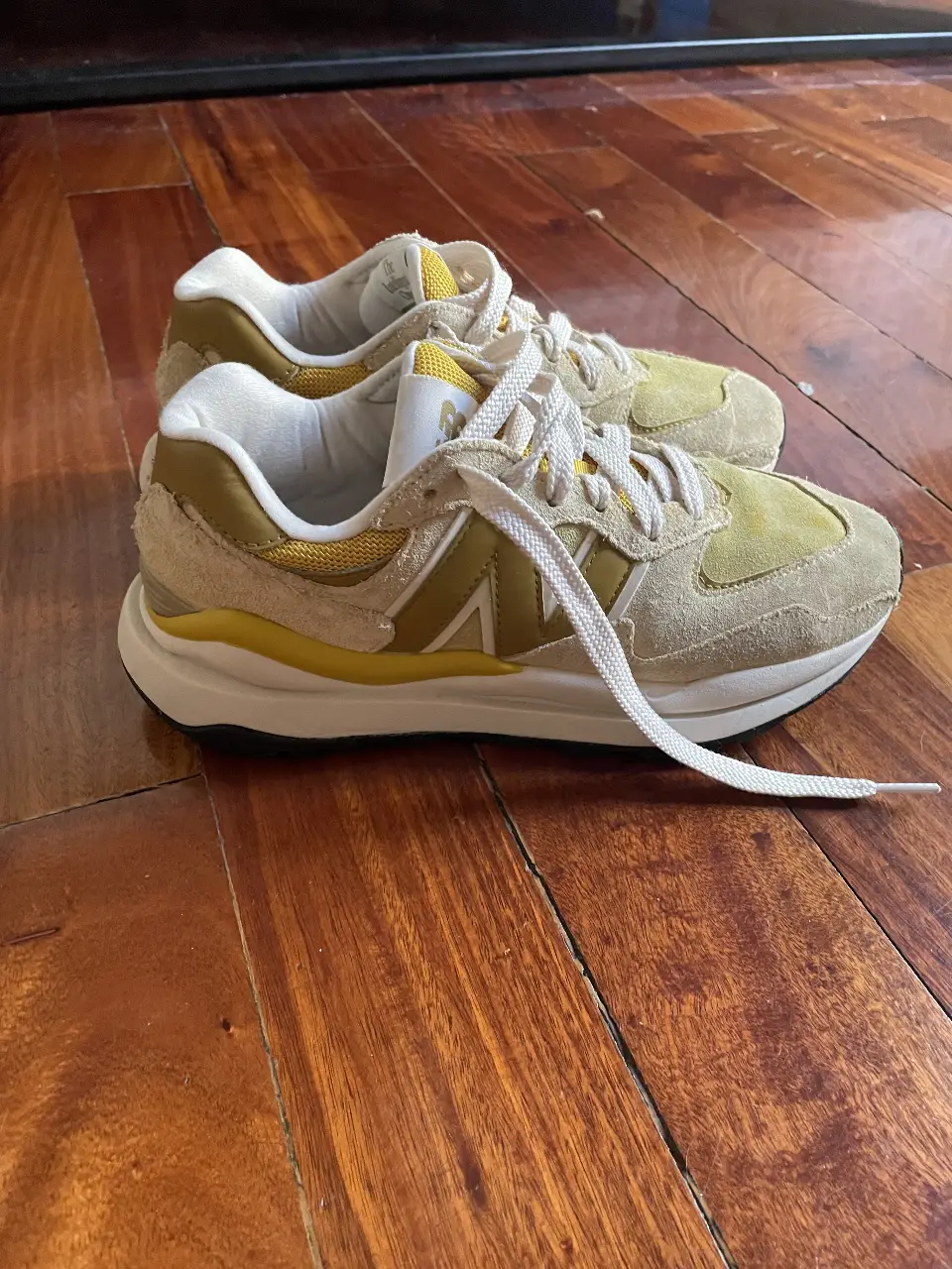 Zapatillas New Balance 57/40 en tonos crudos y amarillos, ideales para un look casual y cómodo. Diseño moderno y versátil, perfectas para el día a día.