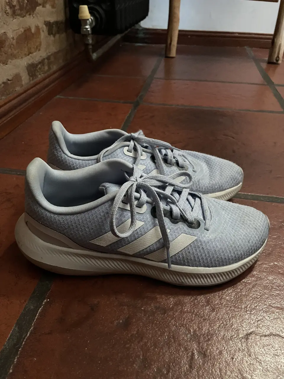 Zapatillas Adidas Runfalcon 2.0 en color celeste con detalles blancos. Ideales para running y uso diario. Talle 8 US.