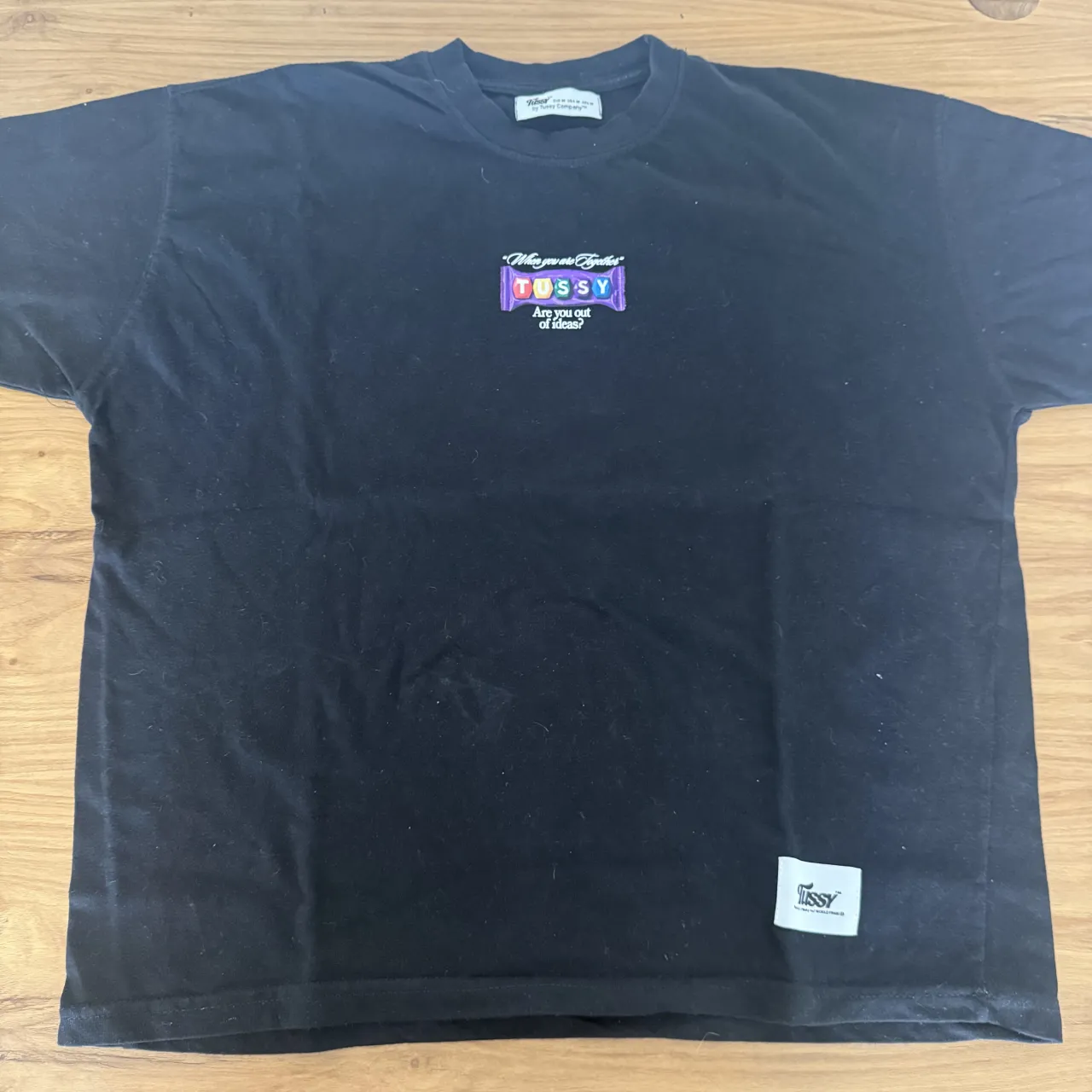 Remera TUSSY negra con estampa "Tussy" en el frente y "When you are Together" "Are you out of ideas?" "Baby, have fun, just the thing for you" en la espalda. 