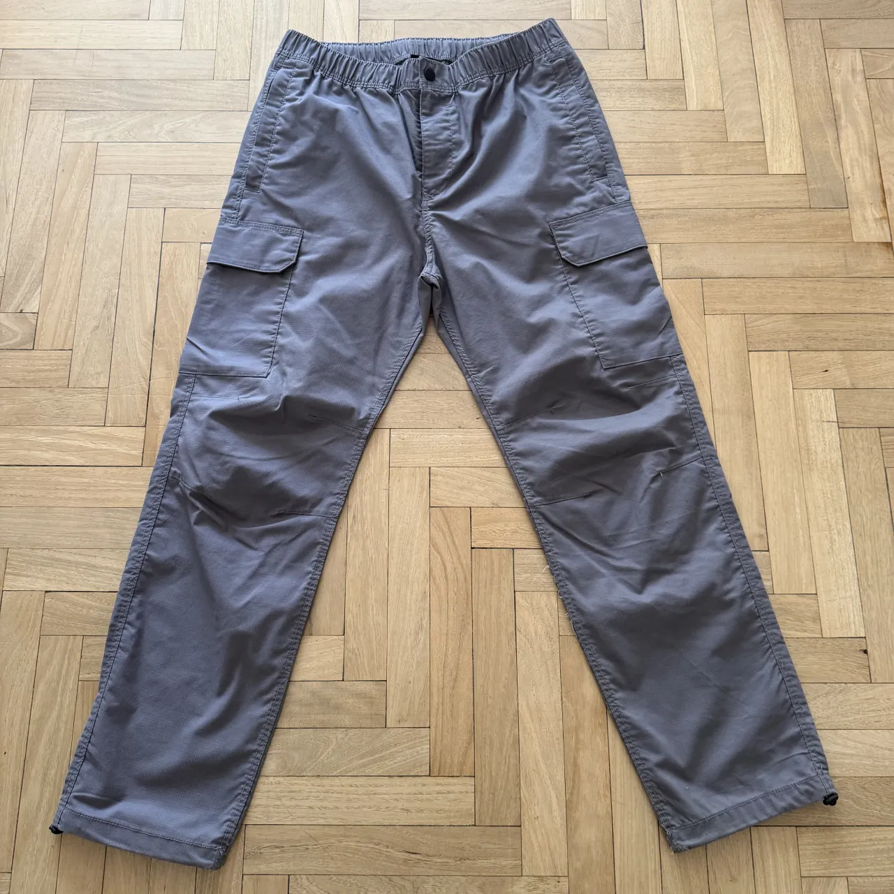 Pantalón H&M  cargo de color gris con bolsillos laterales y cintura elástica.