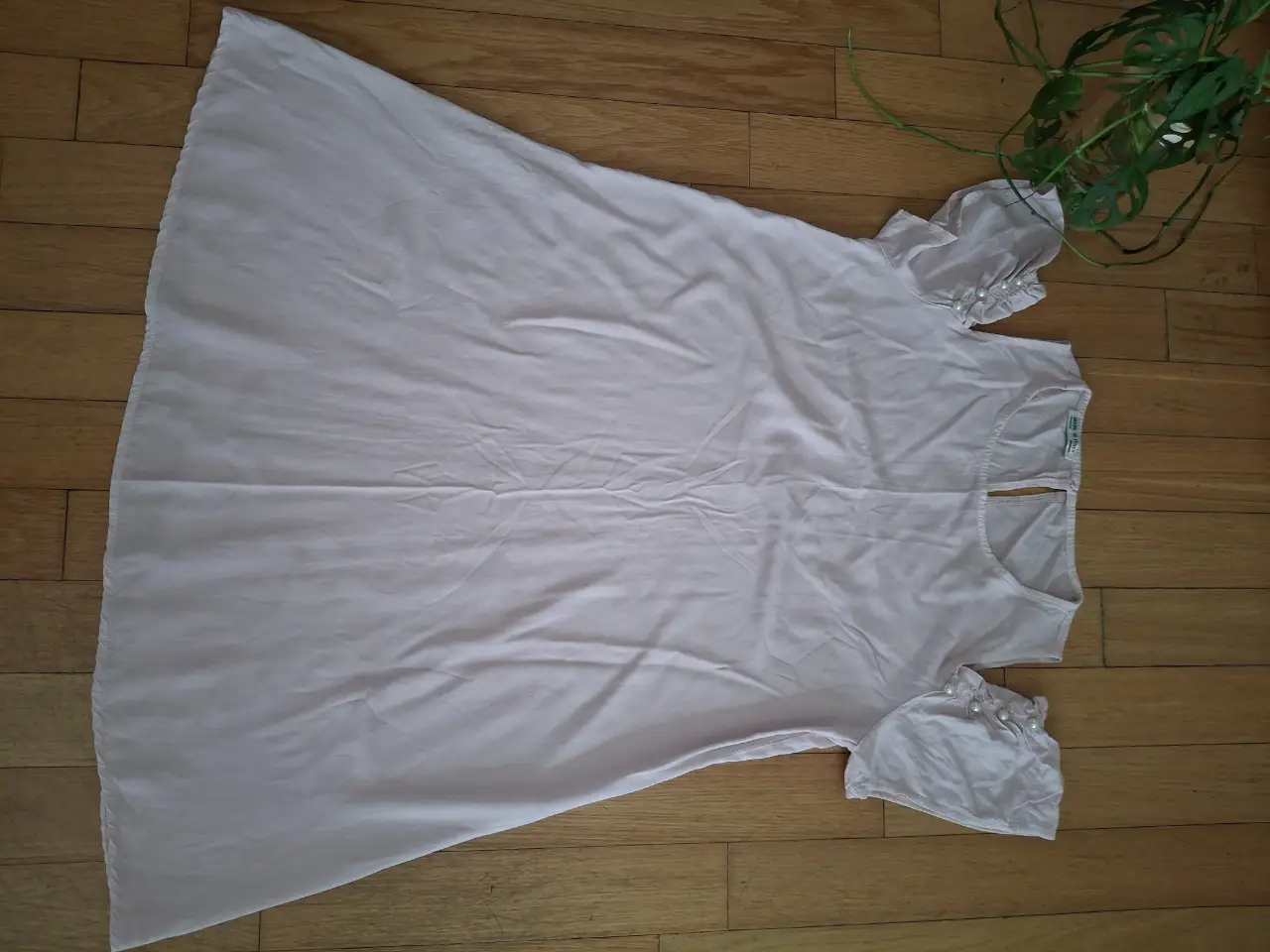vestido talle L, color rosa claro, con mangas cortas abullonadas y detalles de perlas. Ideal para un look elegante y femenino. importado.