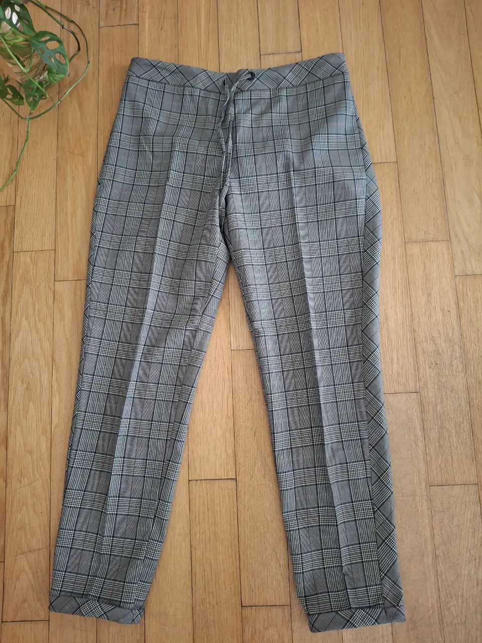 Pantalón sastrero de mujer con estampado a cuadros. Talle 40/2. Ideal para un look elegante y sofisticado.