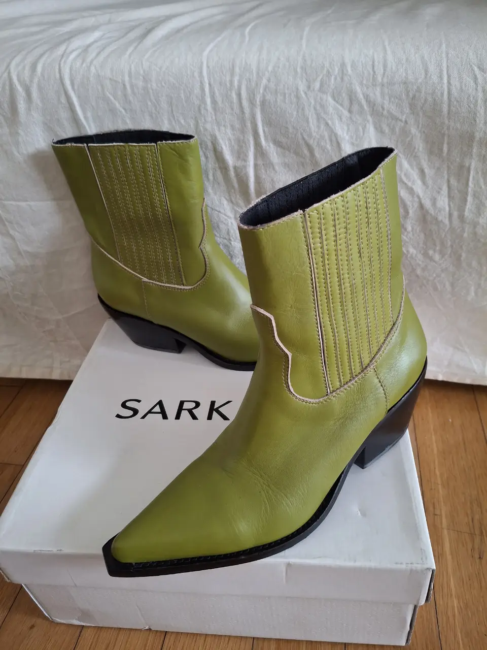 Botines de cuero verde con punta fina y taco negro. Ideales para un look moderno y canchero.