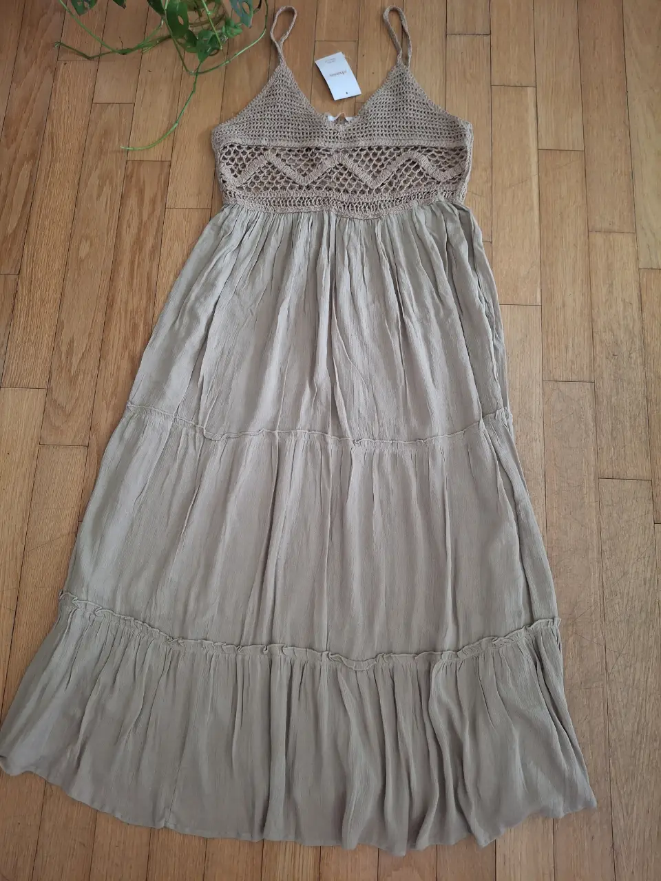 Vestido largo de mujer, estilo boho, con corpiño tejido y falda fluida. Ideal para el verano, con un diseño artesanal y detalles únicos.