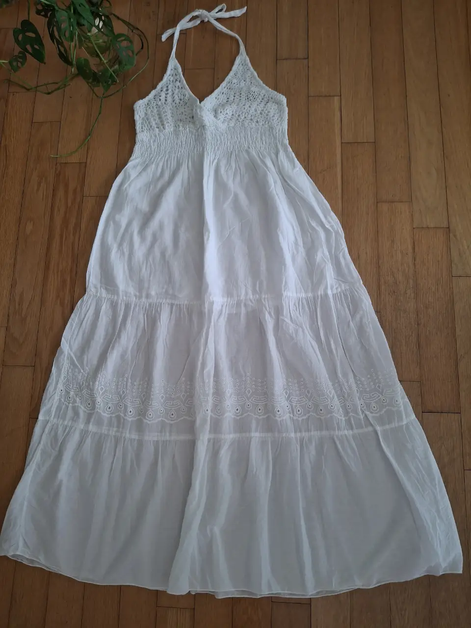 Vestido largo de verano, blanco, con detalles de crochet en el corpiño Talle M, ideal para un look fresco y bohemio.
