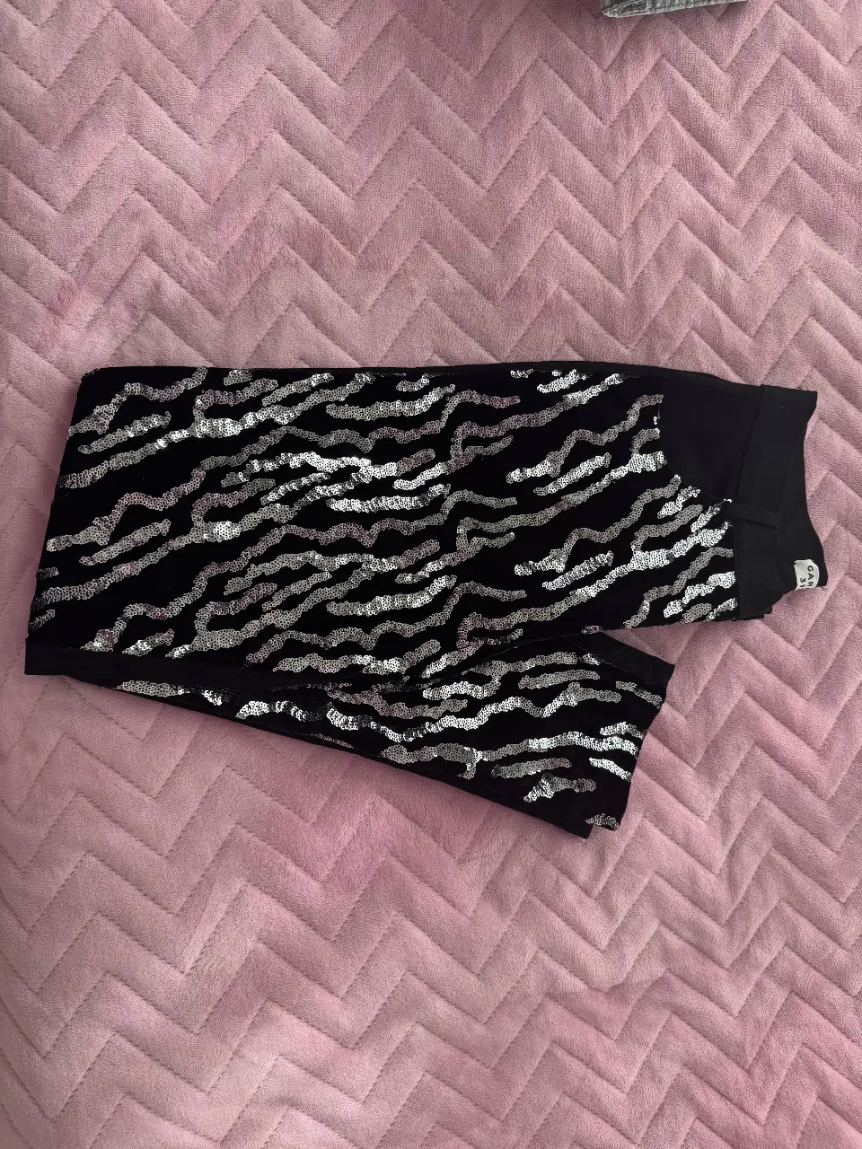 pantalón de vestir tipo chupin con brillos en plateado  