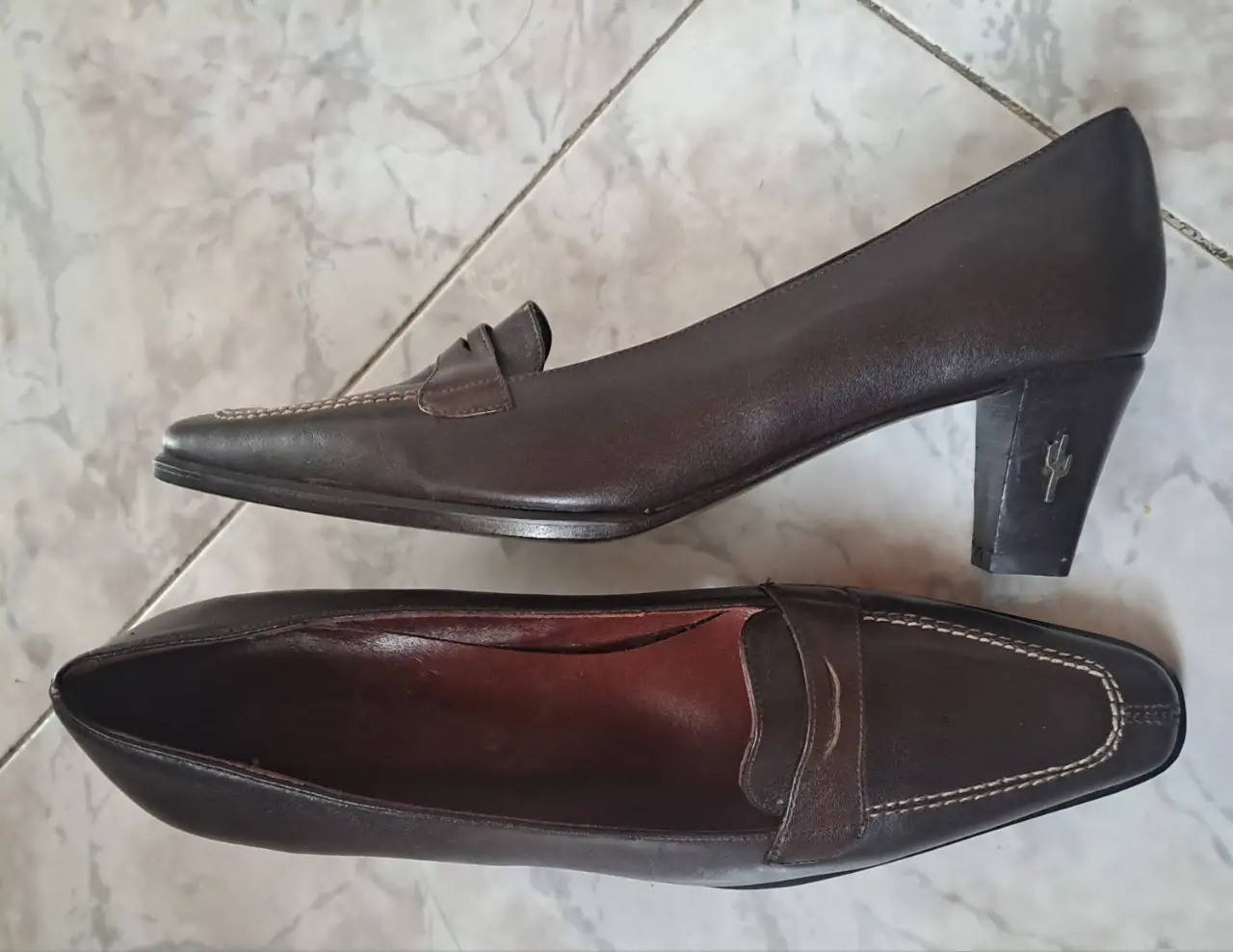 Elegantes zapatos cuero legítimo, de taco mediano color marrón oscuro, estilo mocasín con detalles de costura en blanco. Diseño clásico con logo de Marca Cardon el taco. Impecables, 1 postura.
