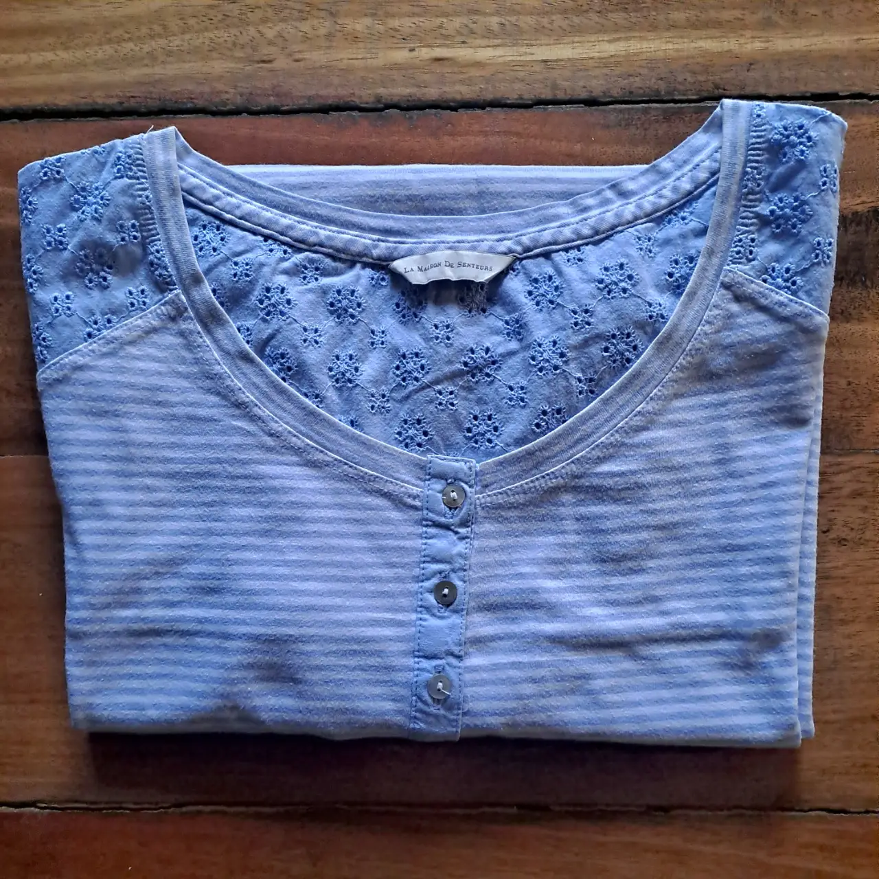 Camison rayado celeste con detalles de broderie, mangas cortas. 