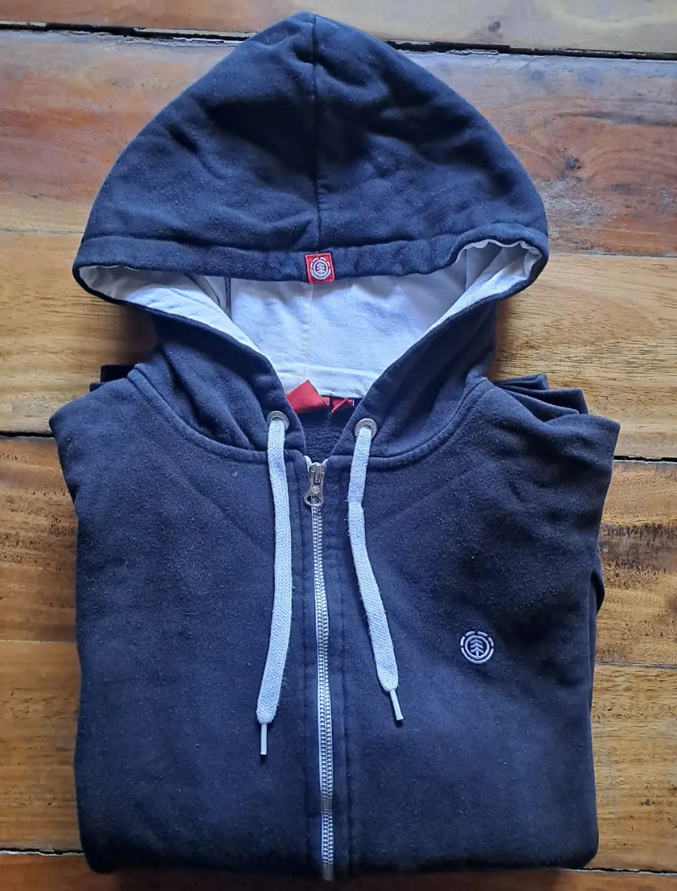 Buzo con cierre negro de hombre, con capucha y bolsillo tipo canguro. Ideal para un look casual y cómodo.