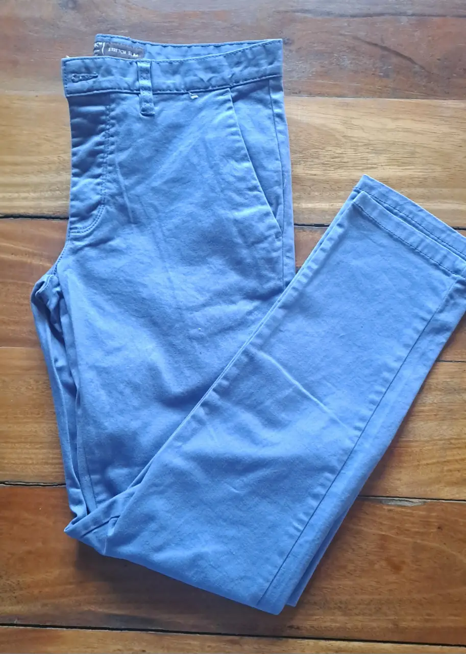 Pantalón  celeste de hombre, corte slim, de la marca Primark. Talle 30. Ideal para un look casual y versátil.