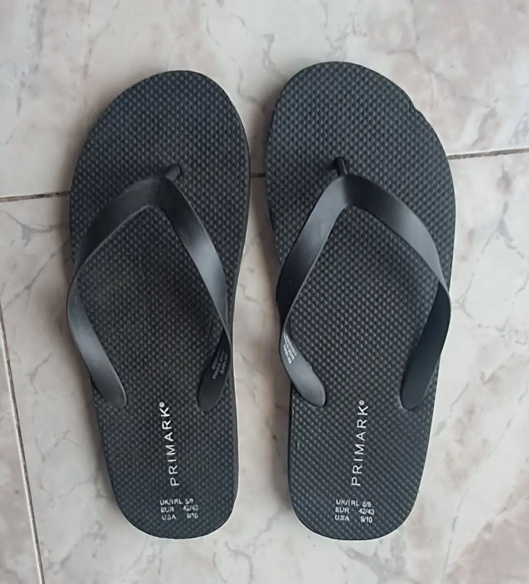 Ojotas negras Primark, ideales para la playa o pileta. Talle 42/43.