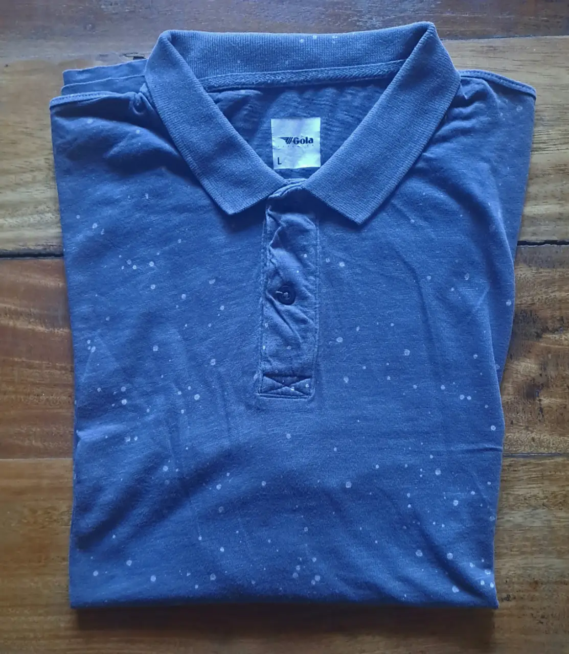 Remera polo Gola azul con estampado de motas blancas. Talle L. Ideal para un look casual y cómodo.