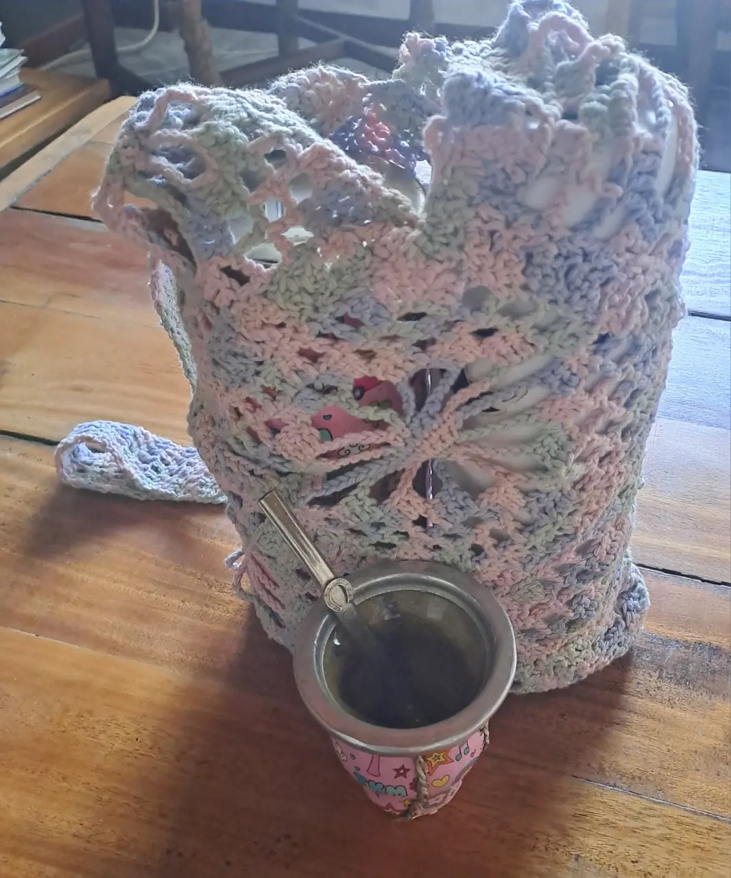 Hermoso bolsito tejido a crochet, ideal para llevar set de mate. Diseño artesanal con colores pastel.
