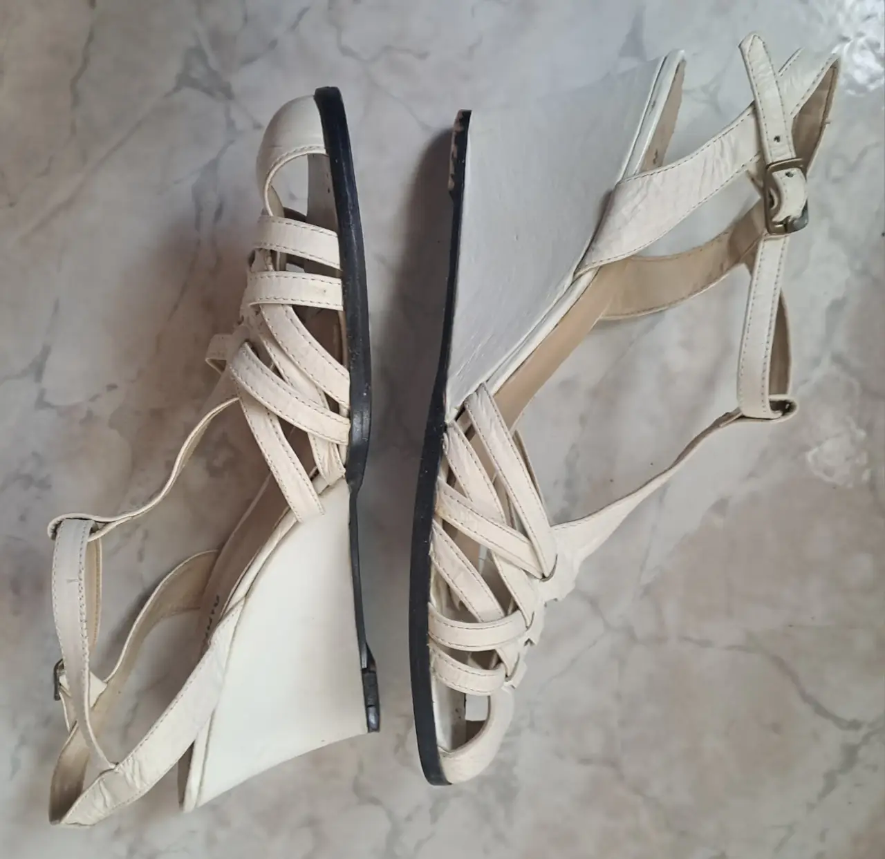 Sandalias blancas con diseño de tiras entrelazadas, taco chino. Ideales para un look elegante y cómodo.