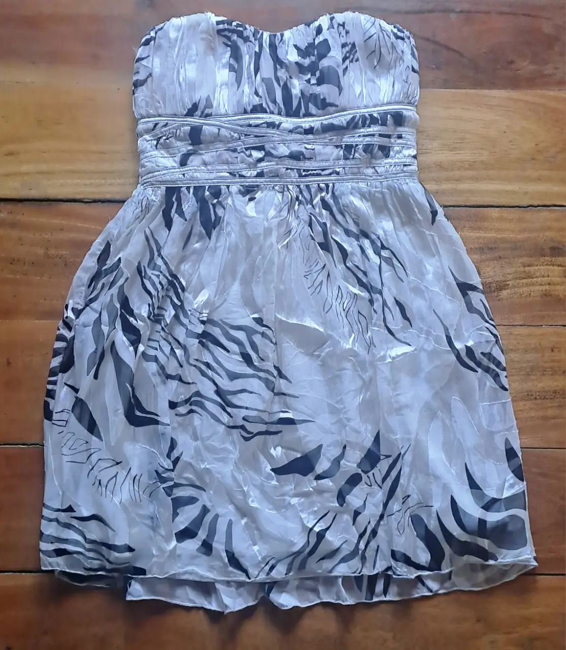 Vestido mini strapless con estampado en blanco y negro. Ideal para fiestas y salidas.