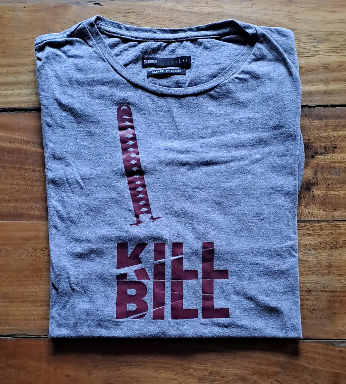 Remera gris de algodón con estampado de "Kill Bill". Cuello redondo y talle L. Ideal para un look casual y canchero.