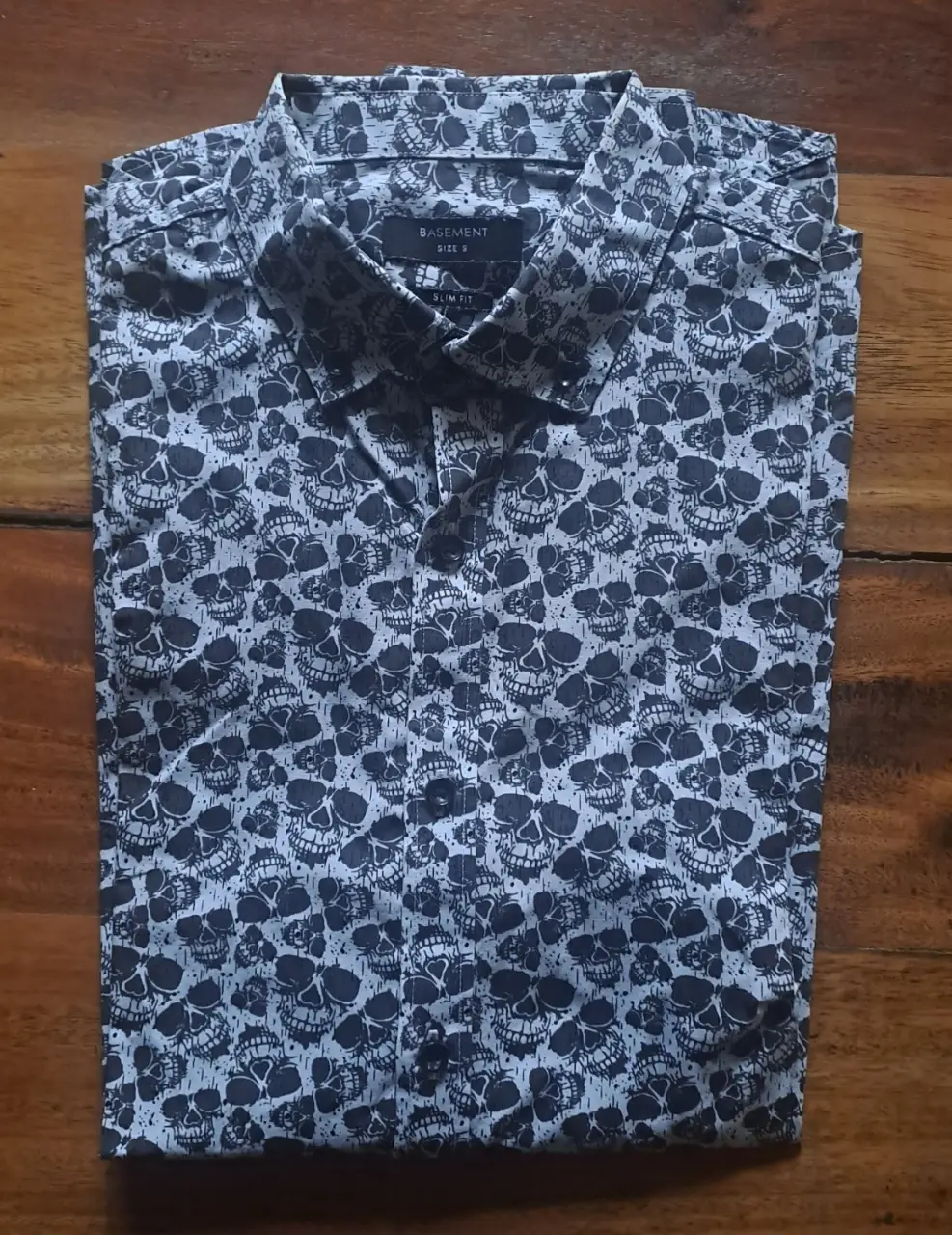 Camisa de hombre con estampado de calaveras. Corte slim fit. Ideal para un look rocker o casual.