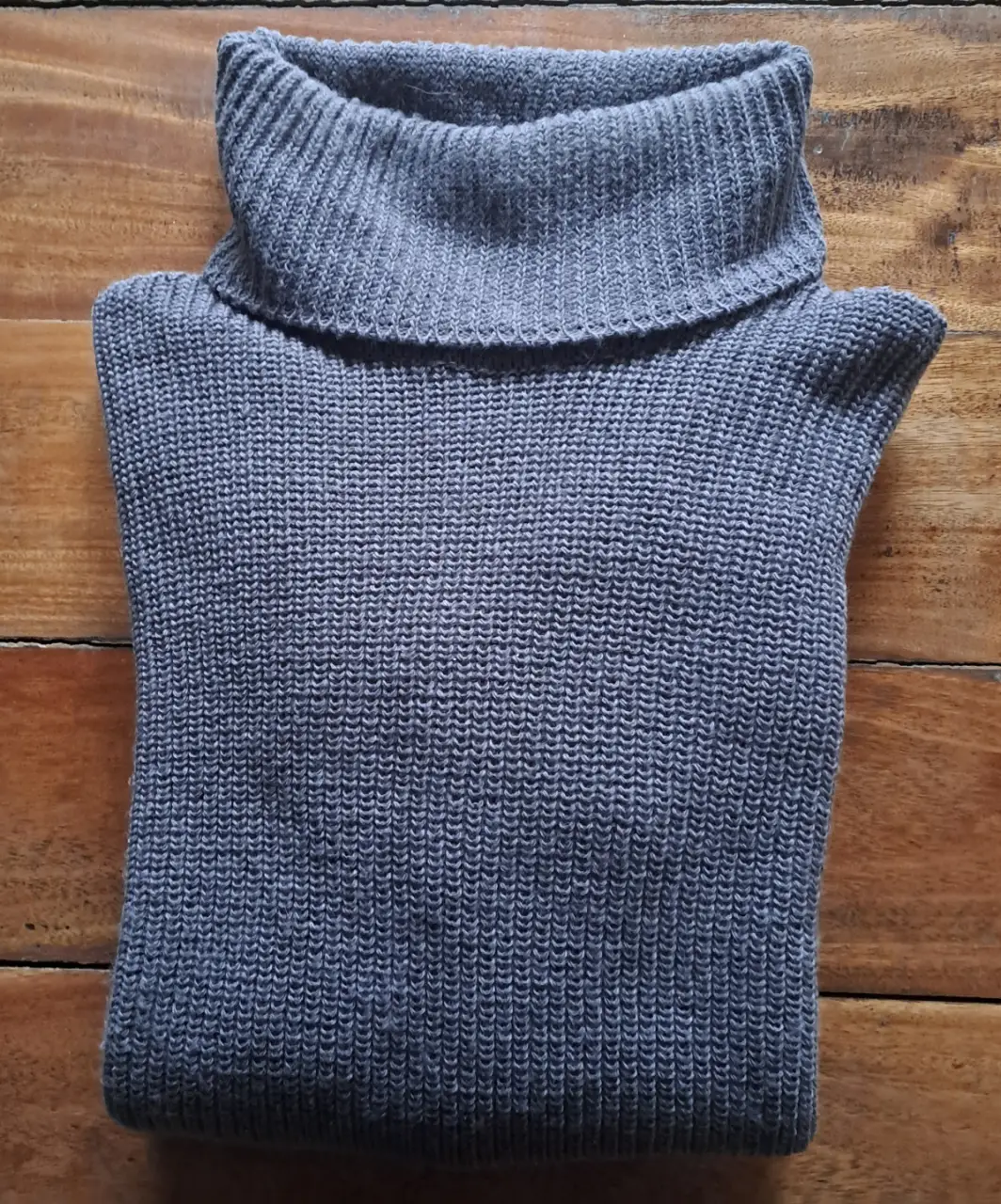 Sweater de cuello alto gris, ideal para el invierno. Tejido grueso y suave, perfecto para un look casual y abrigado. Marca ECDS.