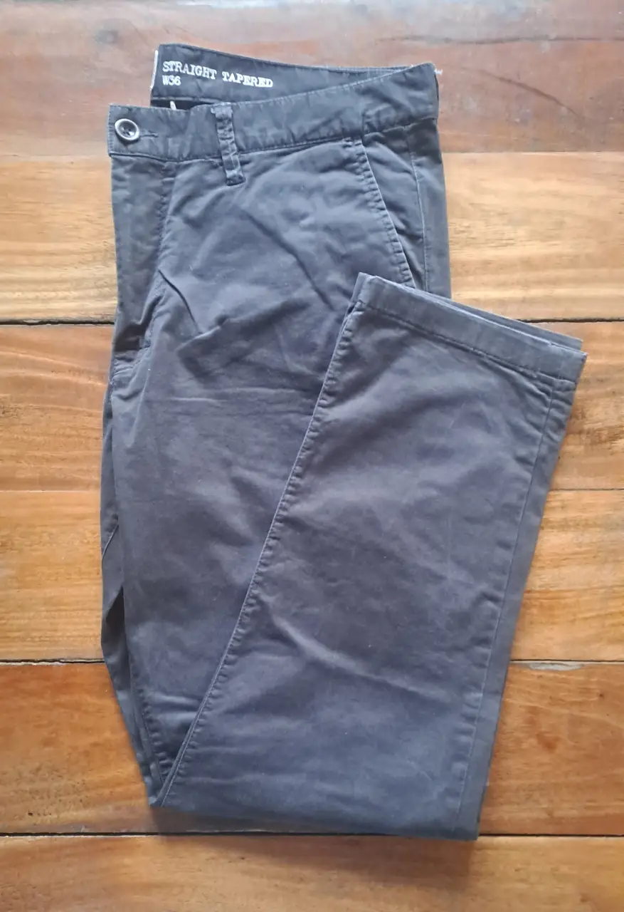 Pantalón de hombre, color gris oscuro. Talle W36. Marca Quiksilver. Ideal para un look casual y cómodo.