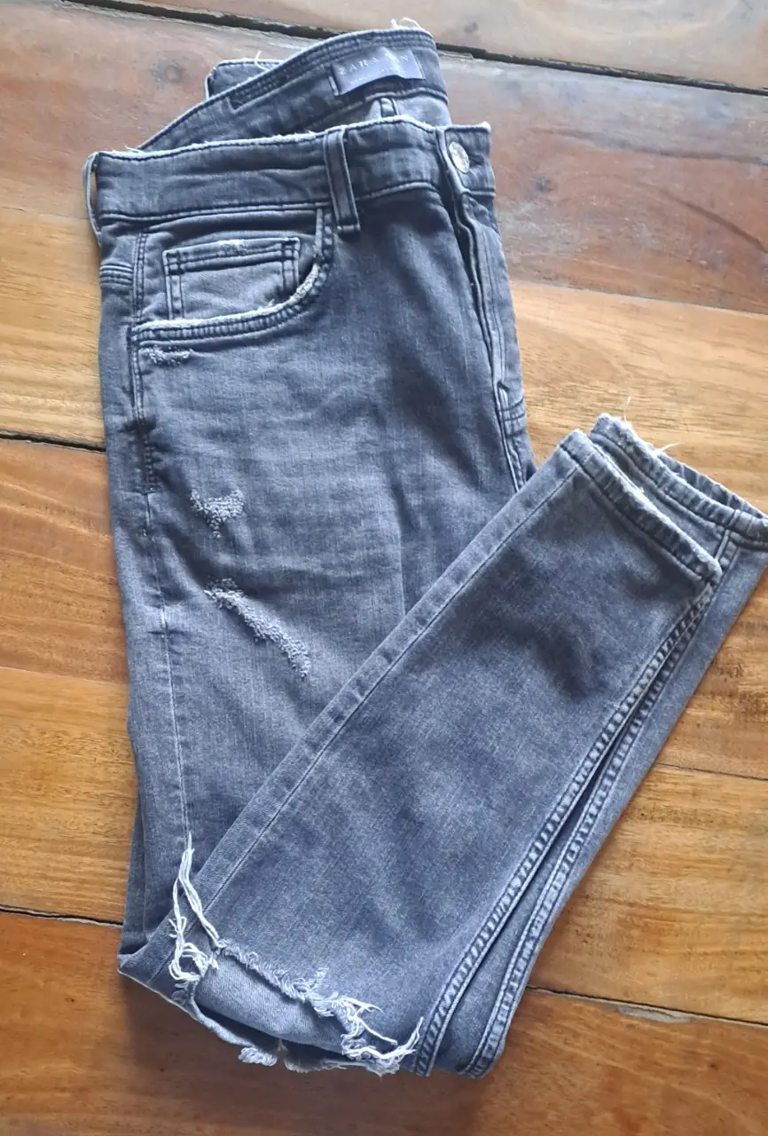 Jeans de hombre Zara Man, color gris con roturas. Talle 30, ideal para un look casual y moderno.