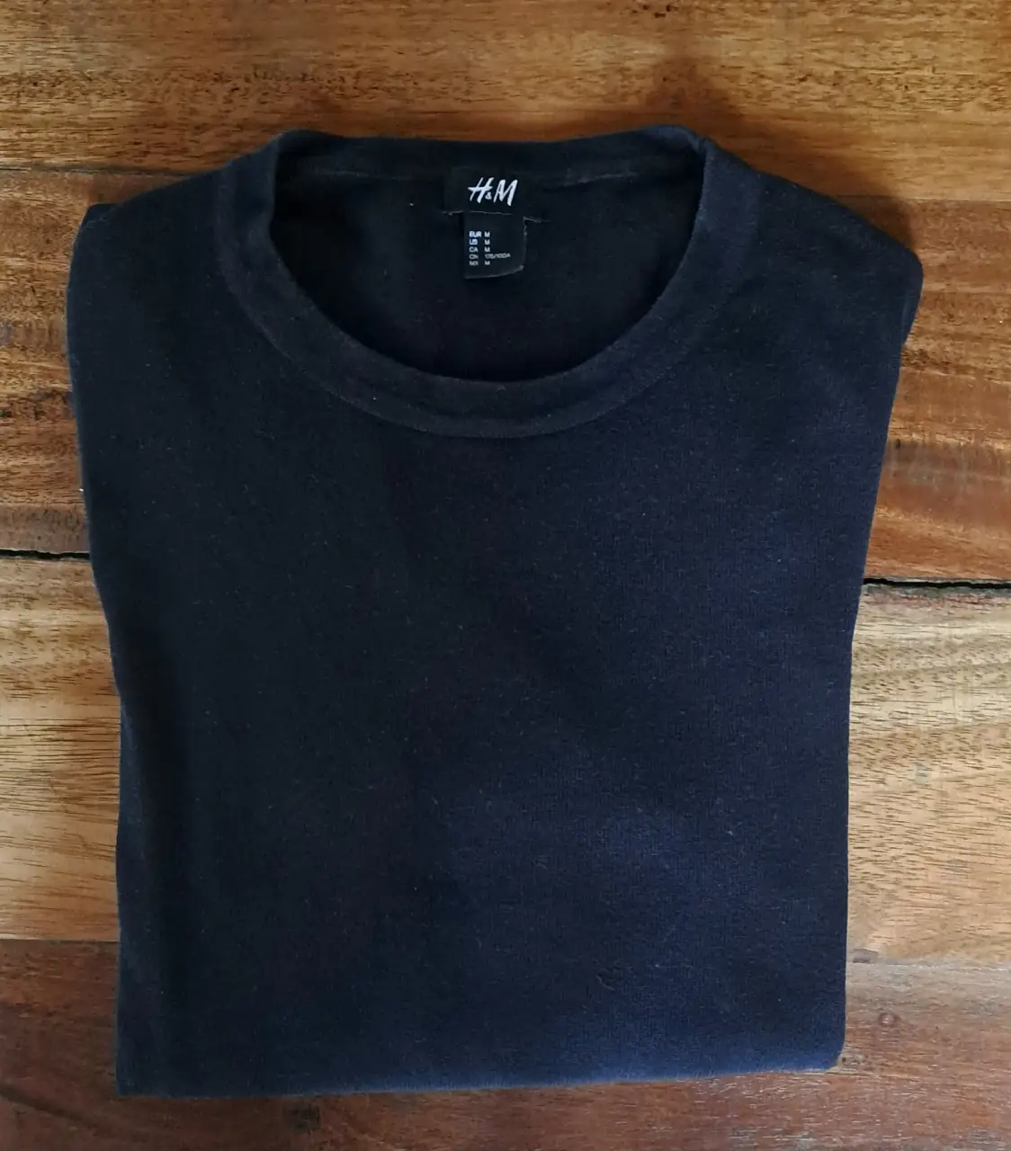 Sweater de cuello redondo negro de la marca H&M, ideal para un look casual y abrigado. Talle M.