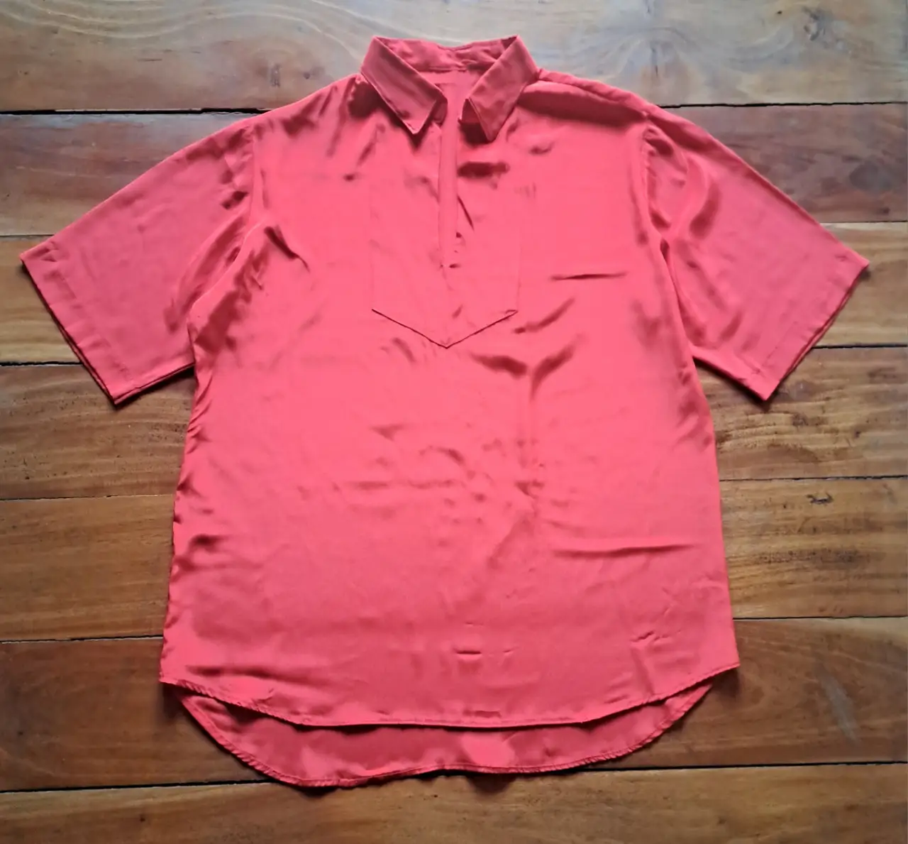 Blusa de seda roja con cuello camisero y mangas cortas. Ideal para un look elegante y sofisticado.
