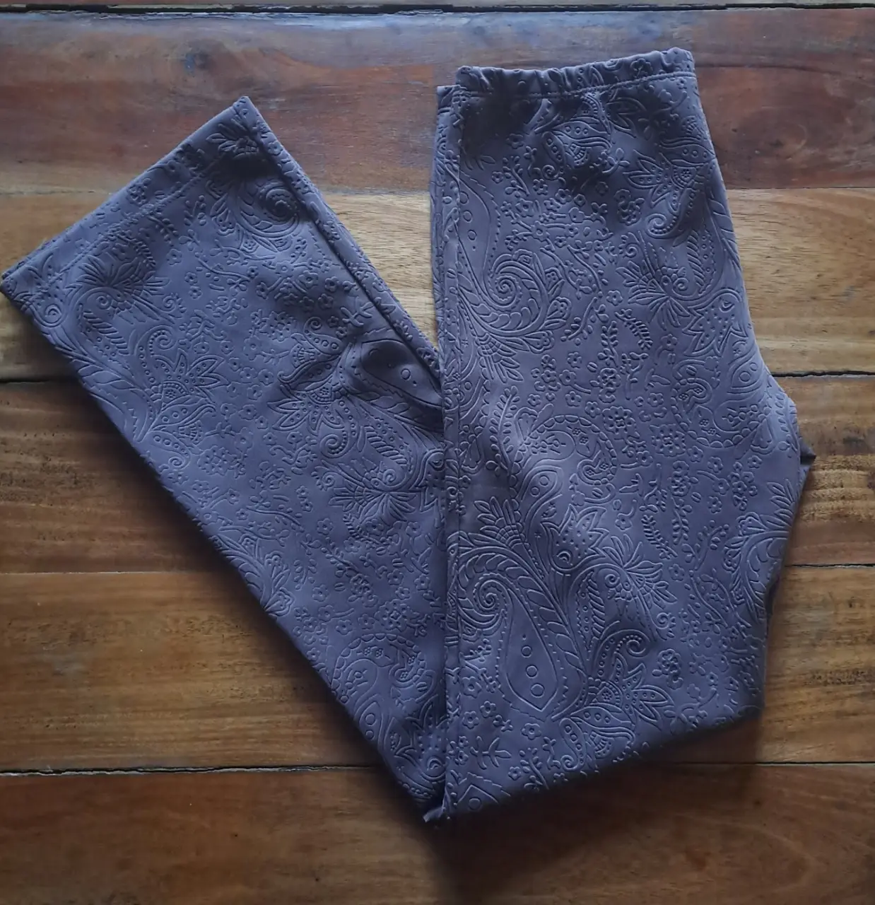 Pantalón depirtivo de mujer, color marron con relieve de diseño floral. 