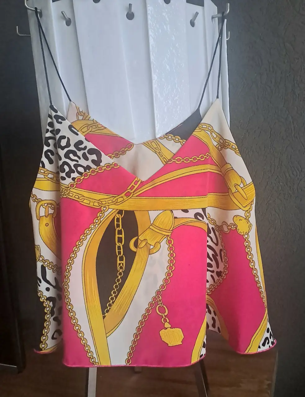 Top de mujer con estampado de cadenas y animal print. Ideal para un look de fiesta o salida.