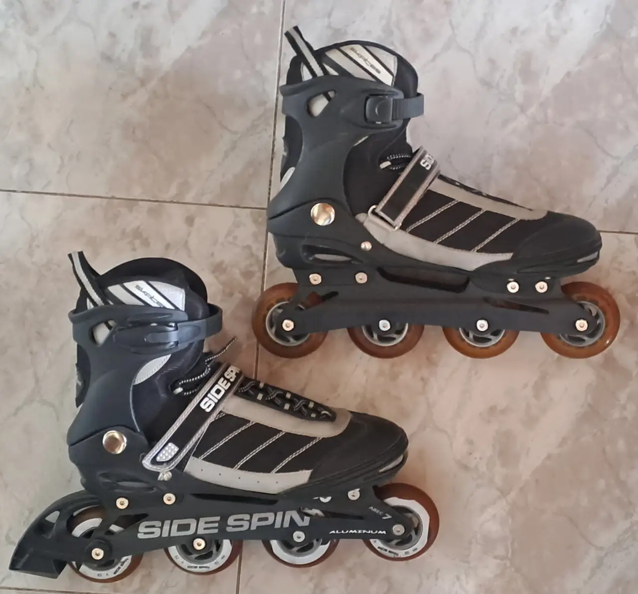 Rollers profesionales  Side Spin, color negro y gris. Ideales para disfrutar del patinaje con comodidad y estilo. Con detalles en aluminio y ruedas de 80 mm.