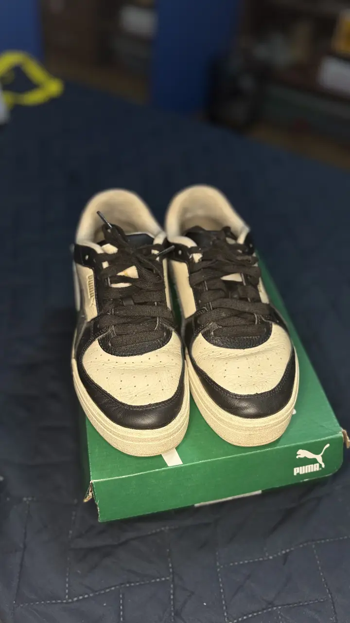 Zapatillas Puma CA Pro OW, color blanco con detalles en negro y suela crema. Talle 40.