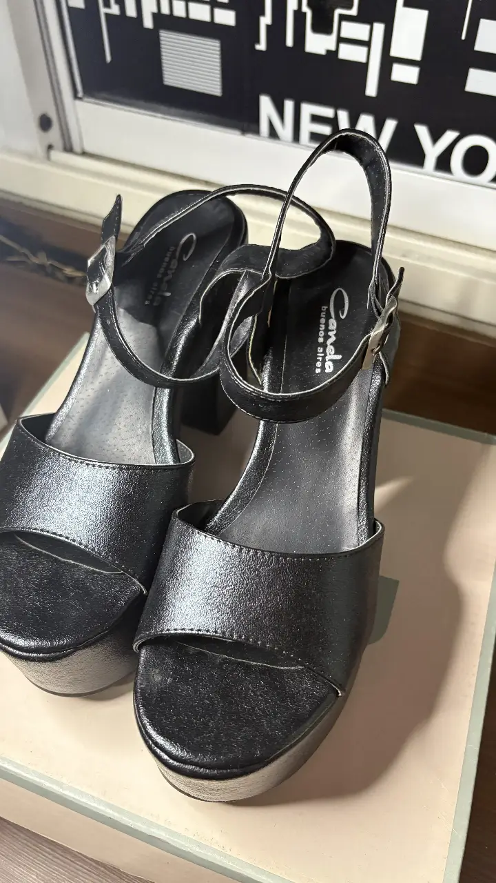 Sandalias negras de plataforma con taco ancho, ideales para fiesta o salida. Talle 39.