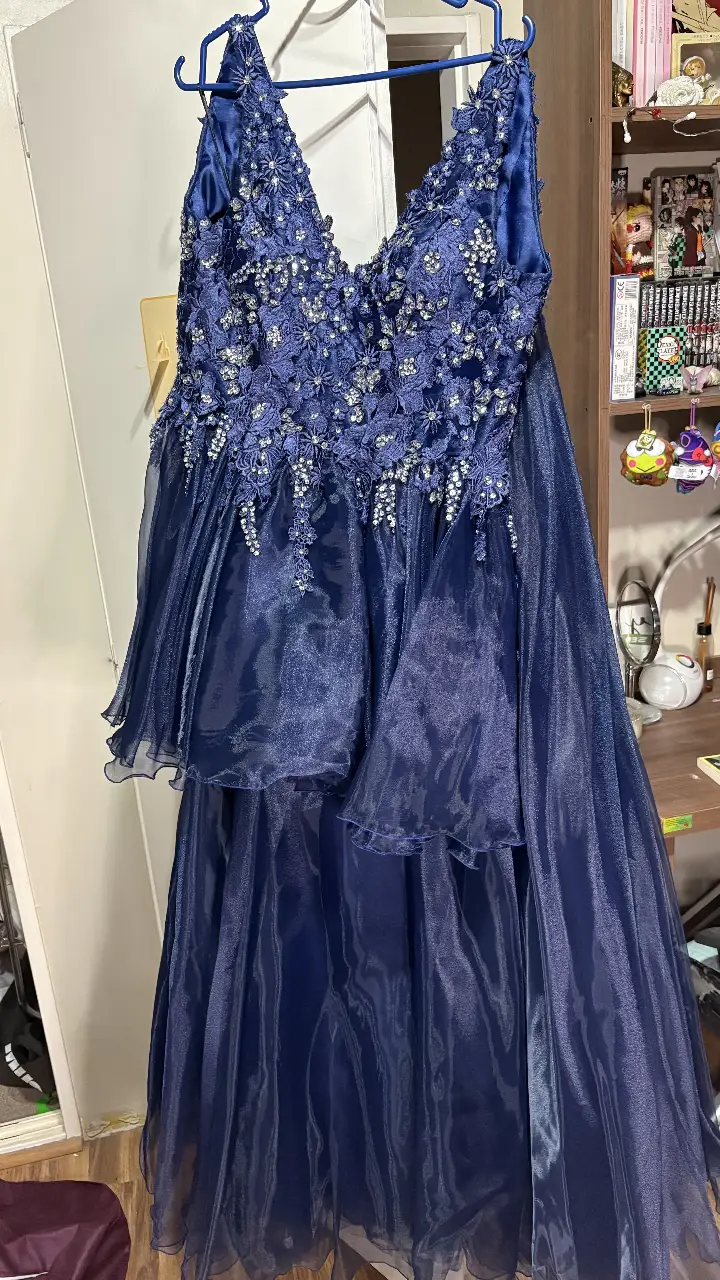 Vestido de fiesta largo en color azul marino con detalles de encaje y pedrería. Ideal para tus xv. Diseño elegante y sofisticado.