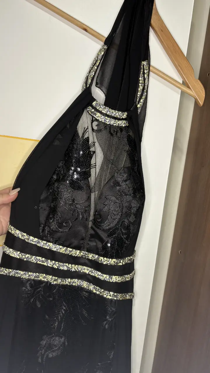 Vestido largo de fiesta negro con detalles brillantes y encaje. Ideal para eventos especiales.