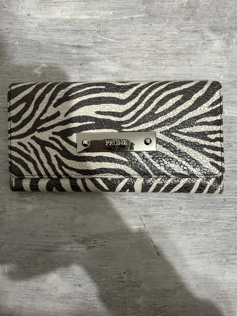 Billetera de mujer con estampado de cebra. Cuenta con un diseño elegante y moderno, ideal para llevar tus pertenencias con estilo. Fabricada con materiales de alta calidad, esta billetera combina funcionalidad y moda.