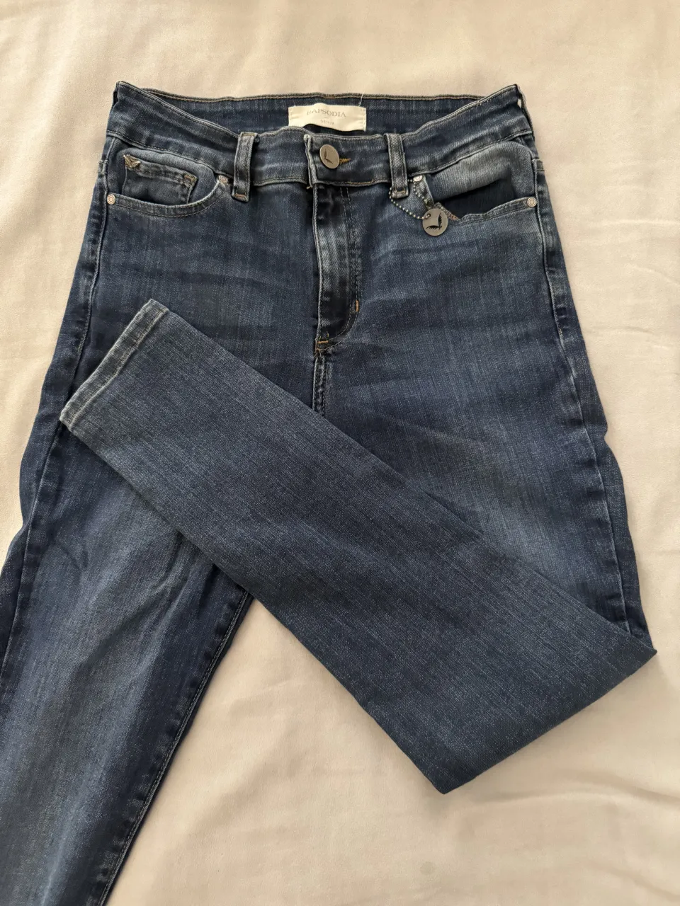 Jeans tiro alto, corte chupín, color azul clásico. Perfectos para un look casual y moderno, ideales para combinar con cualquier tipo de calzado y remera. Un básico indispensable en tu guardarropa.