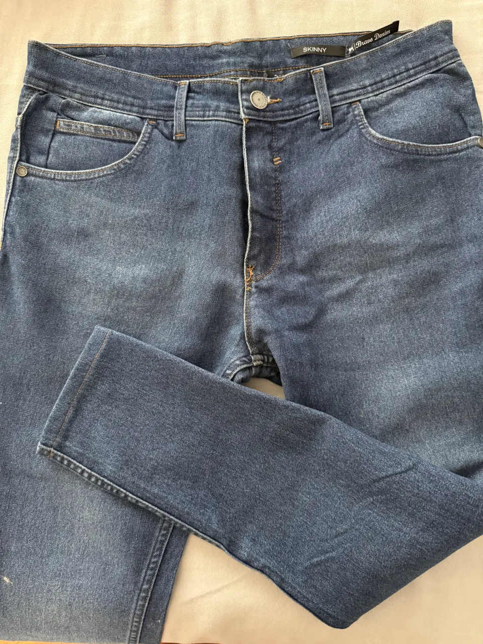 Jeans tiro alto, corte skinny, color azul clásico. Perfectos para un look casual y moderno, ideales para combinar con cualquier tipo de calzado y prenda superior. Un básico indispensable en tu guardarropa.