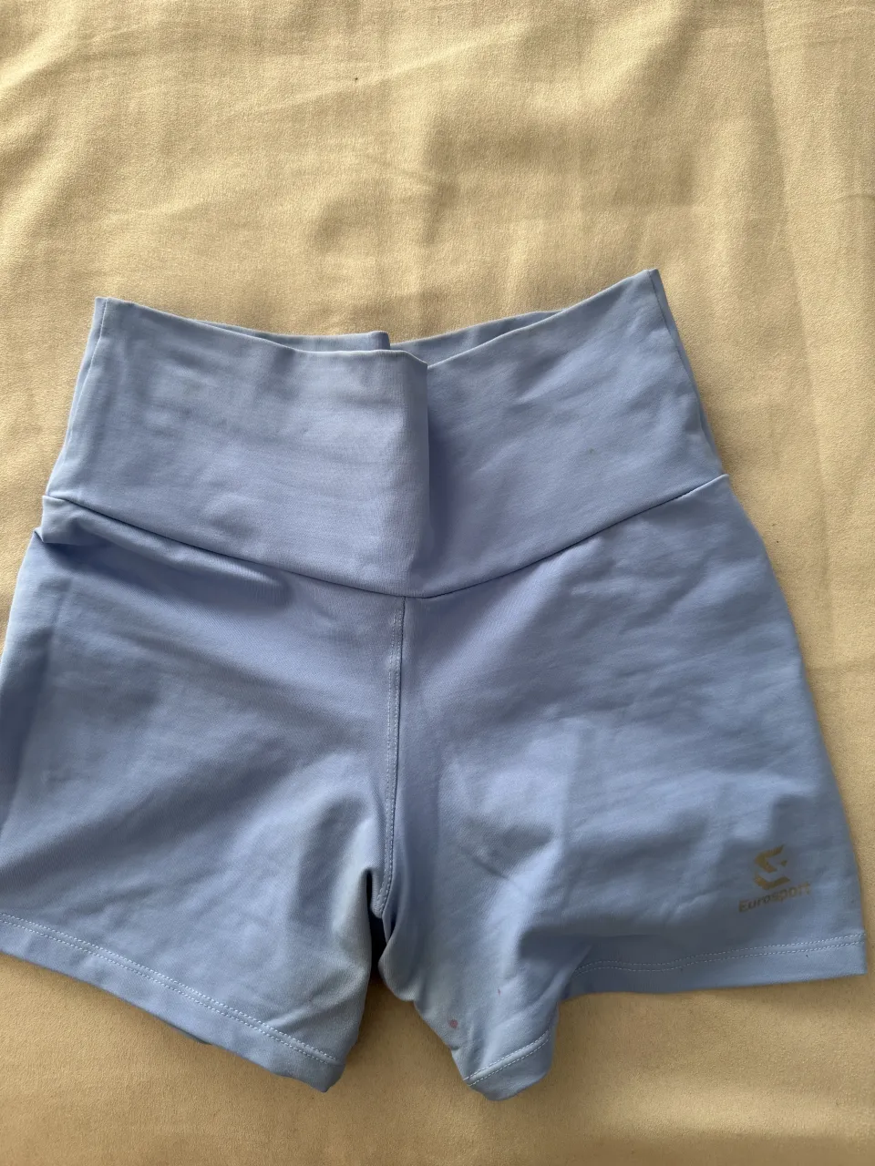 Shorts deportivos tiro alto, ideales para entrenar o para un look casual y cómodo. Su diseño favorece la libertad de movimiento y se adapta a tu cuerpo.