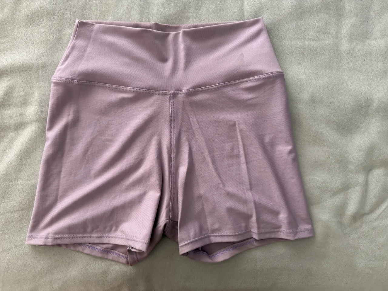 Shorts de ciclista tiro alto en color lila. Perfectos para entrenar o para un look deportivo y cómodo.